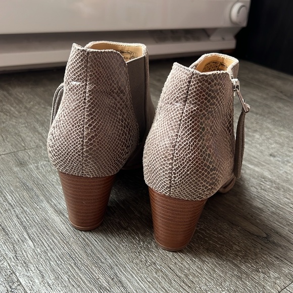 Vionic Anne Bootie - Picture 2 of 13